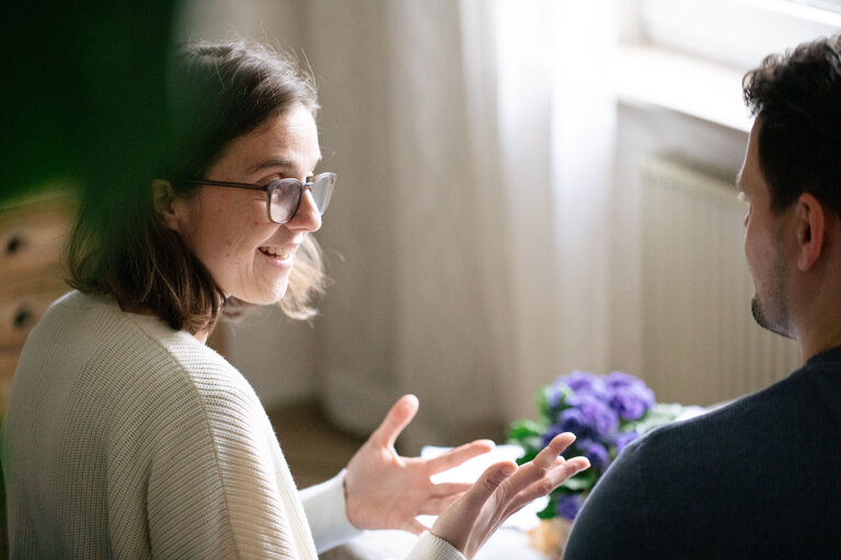 Eine Palliativärztin informiert einen Angehörigen über die Spezialisierte ambulante Palliativversorgung in Neuhofen