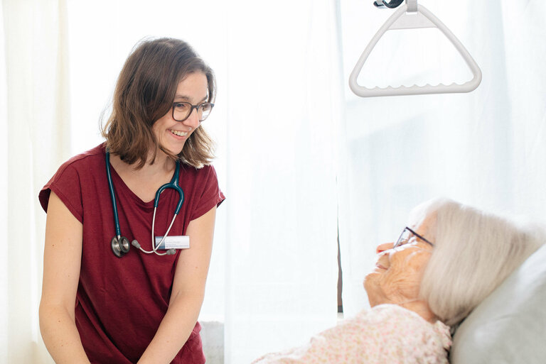 Eine Palliativmedizinerin untersucht eine Patientin der Spezialisierten ambulanten Palliativversorgung in Otterstadt.