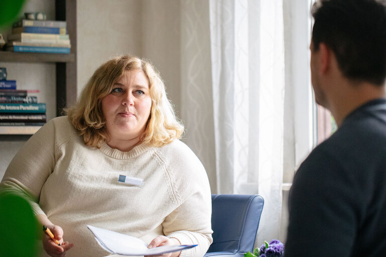 Gespräch zwischen einer Palliative Care Fachkraft und einem Angehörigen in Ludwigshafen.